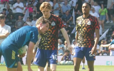 Anthony Gordon and Joe Willock warming up prior to a match between Fulham and Newcastle United.