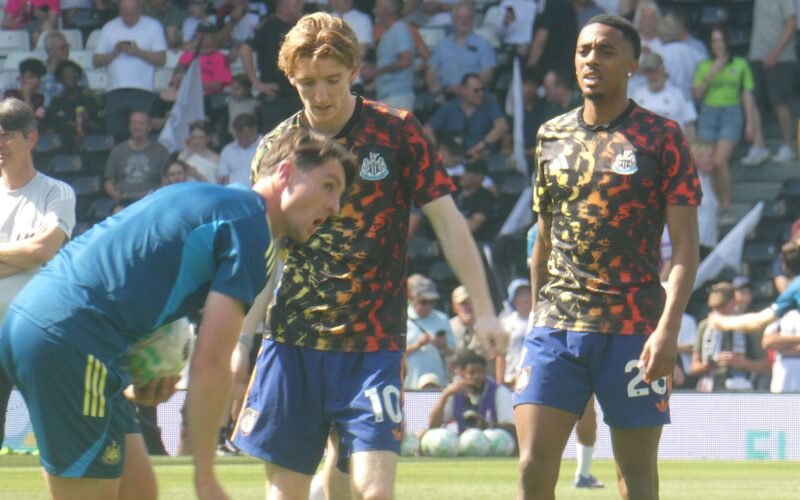 Anthony Gordon and Joe Willock warming up prior to a match between Fulham and Newcastle United.