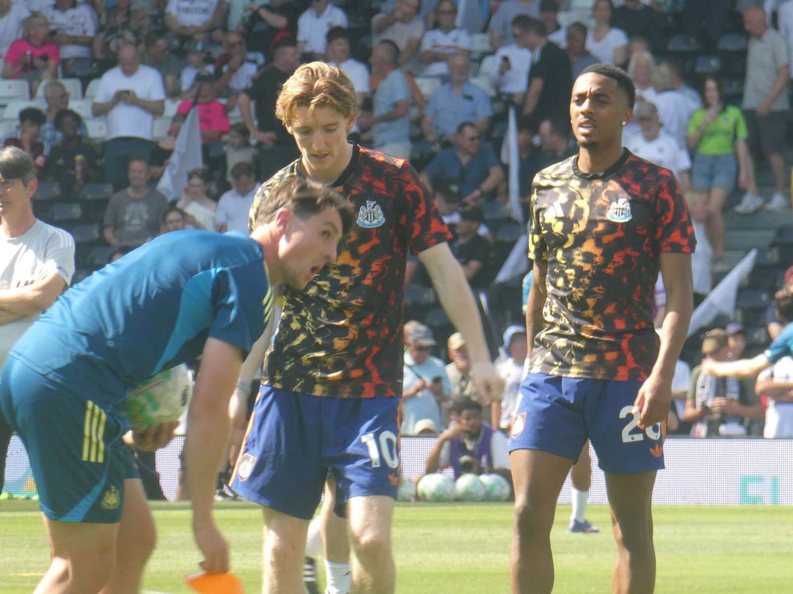 Anthony Gordon and Joe Willock warming up prior to a match between Fulham and Newcastle United.